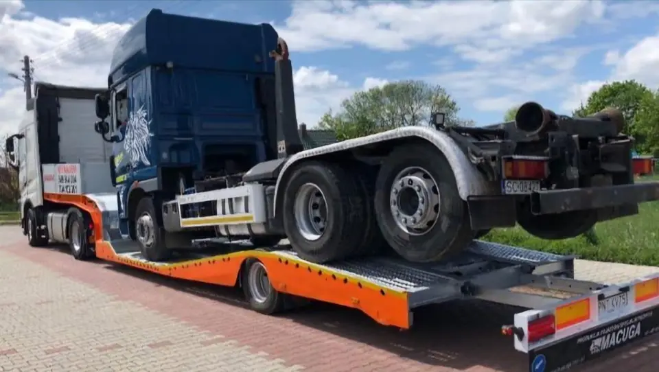 Ciężarówka na naczepie niskopodłogowej