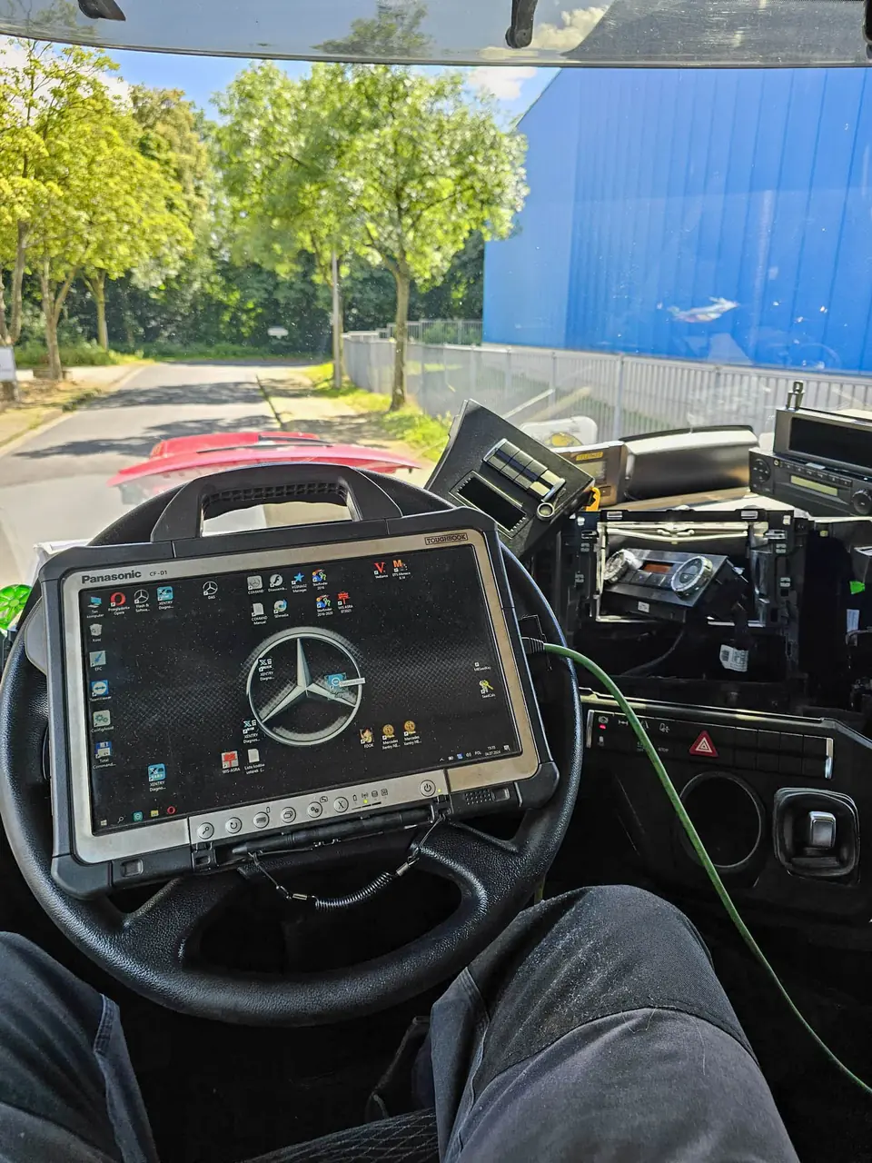 Diagnostyka komputerowa w kabinie ciężarówki Mercedes