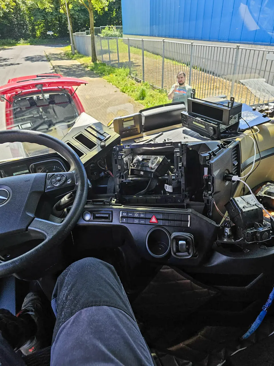 Kamil przy diagnostyce w kabinie ciężarówki