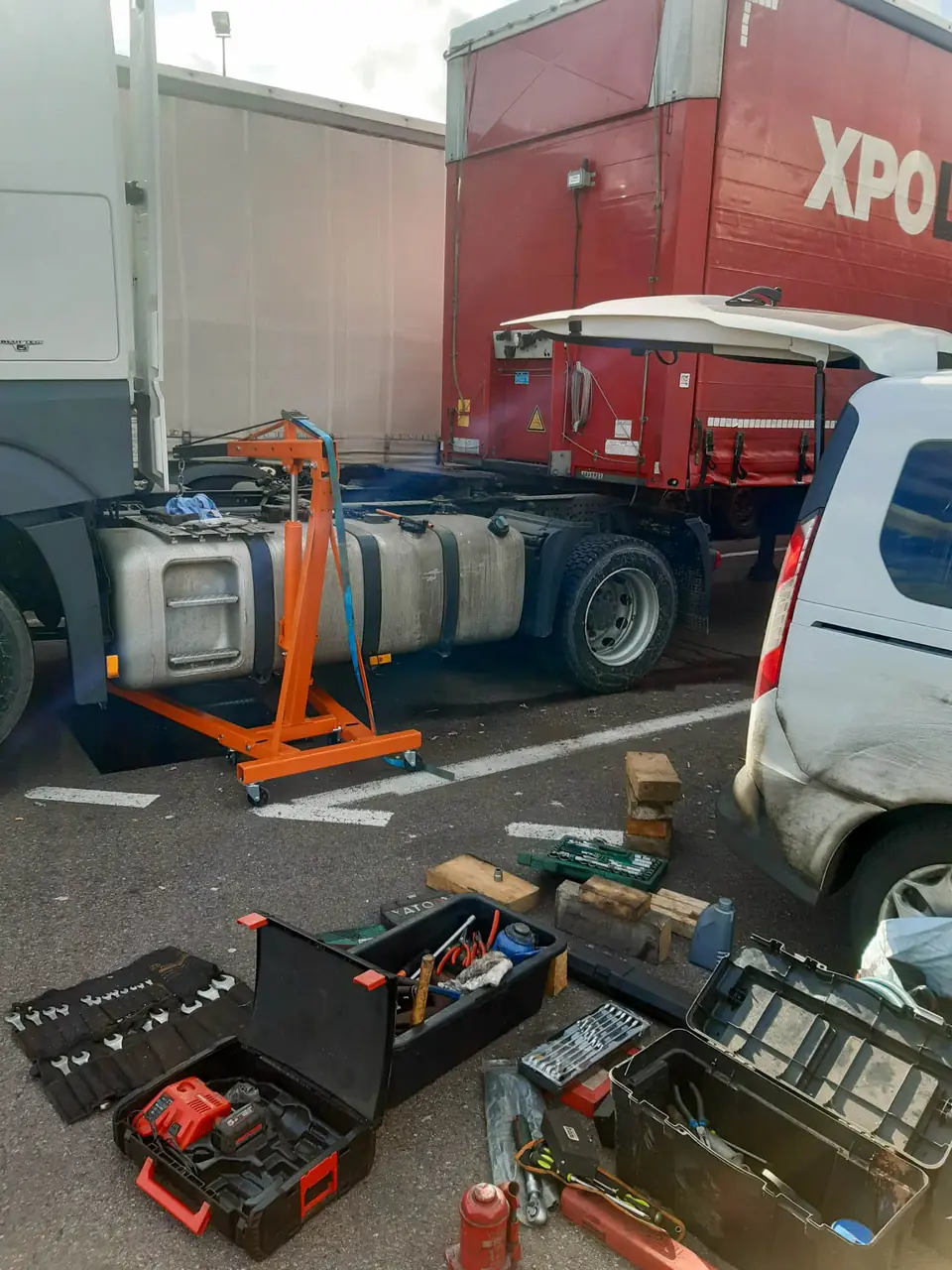 Narzędzia przy ciężarówce na parkingu