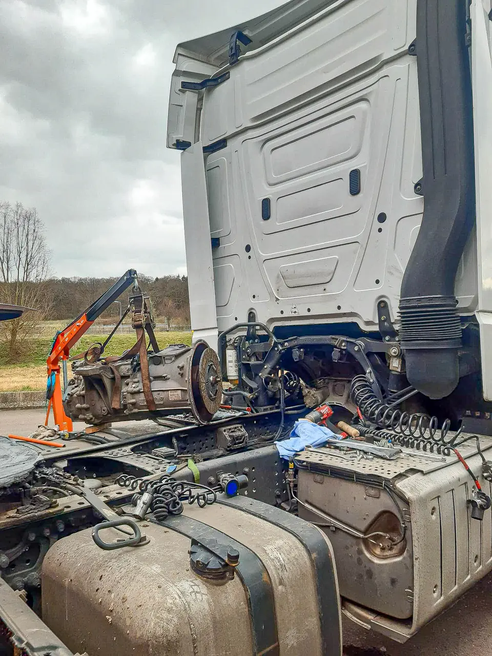 Naprawa ciężarówki w trasie, z podniesioną kabiną