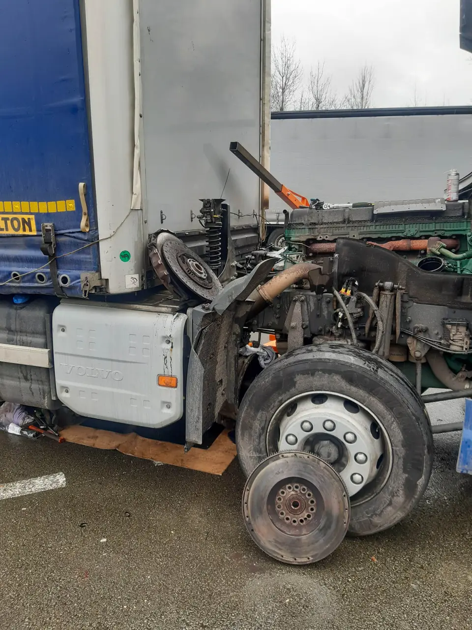 Naprawa zawieszenia i koła ciężarówki w trasie