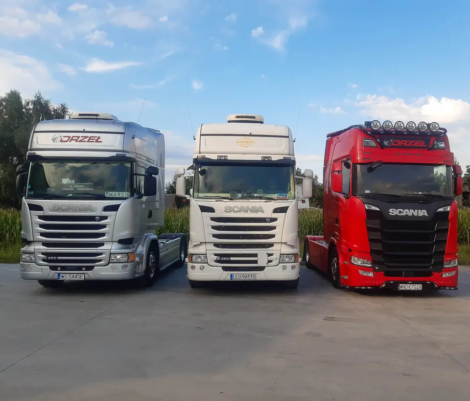 Trzy ciągniki siodłowe Scania na placu