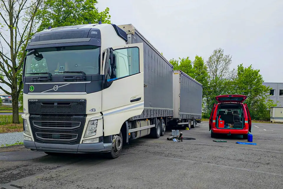 Bus serwisowy przy ciężarówce Volvo podczas naprawy w trasie